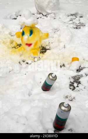 Tête faite de neige et peinte par pulvérisation et deux boîtes près. Banque D'Images