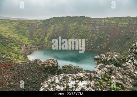 Lac de cratère islandais Kerið par temps brumeux et pluvieux Banque D'Images