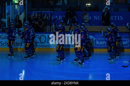 Der EV Zug lässt sich in der Bossard Arena nochmals feiern. Der Meistertitel der vergangenen saison War der zweite in Serie. Der Eintritt beim Spiel g Banque D'Images