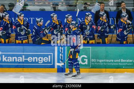 Der Torschütze in der 2. Spielminuten #68 Fabrice Herzog lässt sich von seinen Mitspielern feiern. Der Zuger schiesst sein équipe 0:1 en face. (Zug, SC Banque D'Images