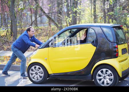 MOSCOU - OCT 25, 2016 : homme pousse Mercedes Smart car avec femme (modèles avec sorties) à Sokolniki où conduit Auto Show - Oldtimer, Galerie Banque D'Images