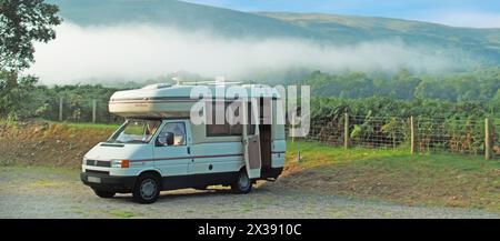 Touring Brecon Beacons National Park dégagement matinal de brume autour du camping-car VW sur le site du Caravan club, branchement électrique du sud du pays de Galles au Royaume-Uni Banque D'Images