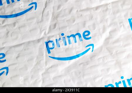 Paquet bulle Amazon avec le logo Amazon en gros plan Banque D'Images