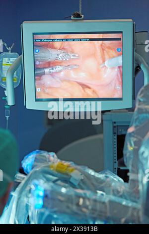 Salle d'opération, chirurgie robotique du cancer de la prostate, robot chirurgical Da Vinci, Urologie, Hôpital Donostia, San Sebastian, Gipuzkoa, pays basque, Espagne Banque D'Images