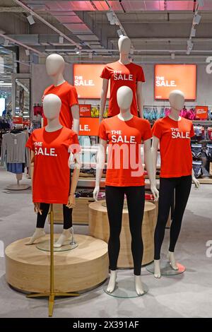 Marks and Spencer magasins piédestaux intérieurs et cinq mannequins habillés de leggings noirs t-shirts rouge vif faisant la promotion de l'événement de vente Essex England UK Banque D'Images