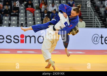 Zagreb, Croatie. 25 avril 2024. La belge Ellen Salens (bleue) et Kristina Dudina d'AIN (blanche) photographiées en action chez les femmes -48kg aux Championnats d'Europe de judo à Zagreb, Croatie, le jeudi 25 avril 2024. Le tournoi se déroule du 25 au 27 avril. BELGA PHOTO NIKOLA KRISTC crédit : Belga News Agency/Alamy Live News Banque D'Images