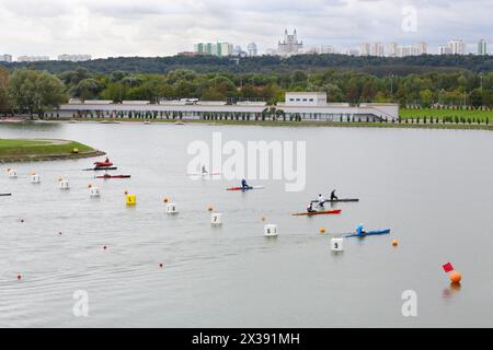MOSCOU - 4 septembre 2016 : compétitions internationales d'aviron et de canoë Coupe du Président de la Fédération de Russie sur le canal d'aviron à Krylatskoye Banque D'Images