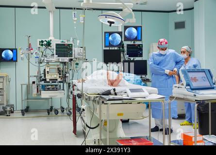 Salle d'opération pour la mise en place d'un défibrillateur. Unité de soins intensifs USI, Hôpital Donostia, Saint-Sébastien, Gipuzkoa, pays Basque, Espagne Banque D'Images