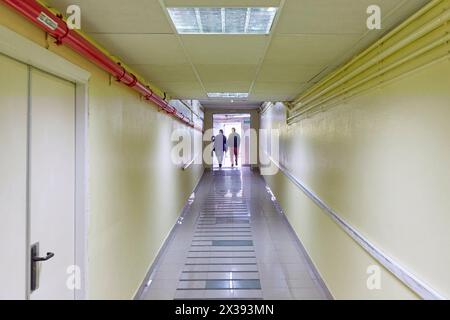 Ouvrier d'entretien, maintenance, galerie, l'hôpital Donostia San Sebastian, Gipuzkoa, Pays Basque, Espagne Banque D'Images