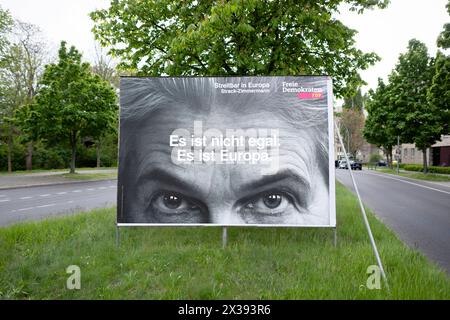 Wahlplakat Europawahl FDP DEU, Deutschland, Germany, Berlin, 22.04.2024 Plakat der Partei FDP mit cose-up Foto von Marie-Agnes Strack-Zimmermann , Spitzenkandidatin der FDP fuer die Europawahl , und slogan es ist nicht egal es ist Europa zu den bevorstehenden Wahlen zum Europaeischen Parlamen Europawahl AM 06. bis 09. Juni 2024 in Berlin Deutschland fr : affiche du parti FDP avec photo de Marie-Agnes Strack-Zimmermann , première candidate du FDP pour les élections européennes, et slogan It Doesn t Matt it s Europe pour les prochaines élections européennes du Parlement européen Banque D'Images