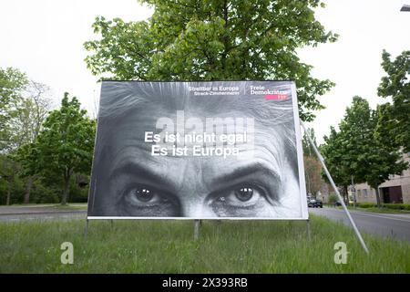 Wahlplakat Europawahl FDP DEU, Deutschland, Germany, Berlin, 22.04.2024 Plakat der Partei FDP mit cose-up Foto von Marie-Agnes Strack-Zimmermann , Spitzenkandidatin der FDP fuer die Europawahl , und slogan es ist nicht egal es ist Europa zu den bevorstehenden Wahlen zum Europaeischen Parlamen Europawahl AM 06. bis 09. Juni 2024 in Berlin Deutschland fr : affiche du parti FDP avec photo de Marie-Agnes Strack-Zimmermann , première candidate du FDP pour les élections européennes, et slogan It Doesn t Matt it s Europe pour les prochaines élections européennes du Parlement européen Banque D'Images