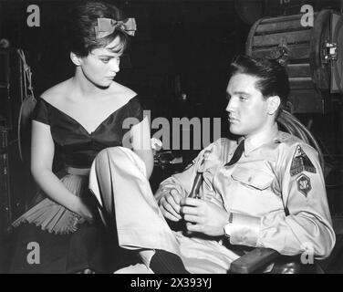 LETICIA ROMAN et ELVIS PRESLEY photographiés sur le tournage de G. I. Blues 1960 Directeur NORMAN TAUROG costume Design EDITH Directrice de la photographie LOYAL GRIGGS A Hal Wallis production / Paramount Pictures Banque D'Images