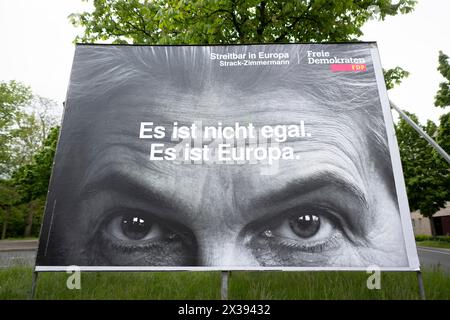 Wahlplakat Europawahl FDP DEU, Deutschland, Germany, Berlin, 22.04.2024 Plakat der Partei FDP mit cose-up Foto von Marie-Agnes Strack-Zimmermann , Spitzenkandidatin der FDP fuer die Europawahl , und slogan es ist nicht egal es ist Europa zu den bevorstehenden Wahlen zum Europaeischen Parlamen Europawahl AM 06. bis 09. Juni 2024 in Berlin Deutschland fr : affiche du parti FDP avec photo de Marie-Agnes Strack-Zimmermann , première candidate du FDP pour les élections européennes, et slogan It Doesn t Matt it s Europe pour les prochaines élections européennes du Parlement européen Banque D'Images