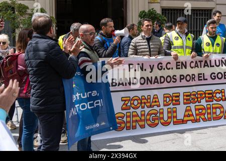 Le syndicat de police JUPOL a manifesté devant le commissariat de police de la via Laietana accompagné de leaders Vox et de manifestants d’extrême droite, exigeant que le commissariat ne devienne pas un musée de la mémoire historique. Ce poste de police controversé, parce que pendant l’ère franco il était un lieu de détention pour les prisonniers politiques et la torture, maintient ce débat dans la ville depuis des années. El sindicato de polic'as JUPOL se ha manifado frente a la comisar'a de V'a Laietana acompa-ado de dirigentes de Vox y manifantes de ultra derecha, reclaman que la comisar'a no se convierta en un museo de la Banque D'Images