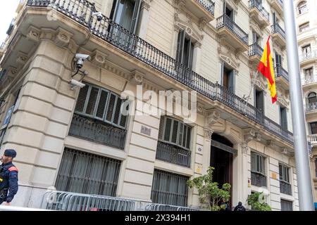 Le syndicat de police JUPOL a manifesté devant le commissariat de police de la via Laietana accompagné de leaders Vox et de manifestants d’extrême droite, exigeant que le commissariat ne devienne pas un musée de la mémoire historique. Ce poste de police controversé, parce que pendant l’ère franco il était un lieu de détention pour les prisonniers politiques et la torture, maintient ce débat dans la ville depuis des années. El sindicato de polic'as JUPOL se ha manifado frente a la comisar'a de V'a Laietana acompa-ado de dirigentes de Vox y manifantes de ultra derecha, reclaman que la comisar'a no se convierta en un museo de la Banque D'Images