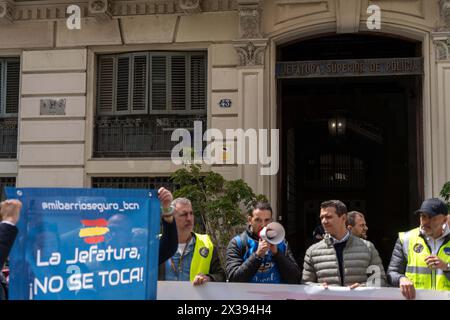 Le syndicat de police JUPOL a manifesté devant le commissariat de police de la via Laietana accompagné de leaders Vox et de manifestants d’extrême droite, exigeant que le commissariat ne devienne pas un musée de la mémoire historique. Ce poste de police controversé, parce que pendant l’ère franco il était un lieu de détention pour les prisonniers politiques et la torture, maintient ce débat dans la ville depuis des années. El sindicato de polic'as JUPOL se ha manifado frente a la comisar'a de V'a Laietana acompa-ado de dirigentes de Vox y manifantes de ultra derecha, reclaman que la comisar'a no se convierta en un museo de la Banque D'Images