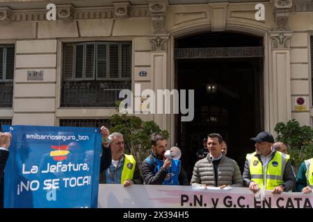 Le syndicat de police JUPOL a manifesté devant le commissariat de police de la via Laietana accompagné de leaders Vox et de manifestants d’extrême droite, exigeant que le commissariat ne devienne pas un musée de la mémoire historique. Ce poste de police controversé, parce que pendant l’ère franco il était un lieu de détention pour les prisonniers politiques et la torture, maintient ce débat dans la ville depuis des années. El sindicato de polic'as JUPOL se ha manifado frente a la comisar'a de V'a Laietana acompa-ado de dirigentes de Vox y manifantes de ultra derecha, reclaman que la comisar'a no se convierta en un museo de la Banque D'Images