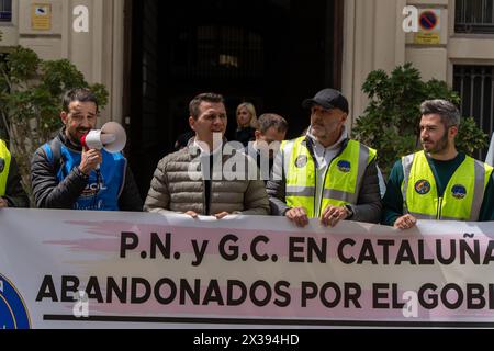 Le syndicat de police JUPOL a manifesté devant le commissariat de police de la via Laietana accompagné de leaders Vox et de manifestants d’extrême droite, exigeant que le commissariat ne devienne pas un musée de la mémoire historique. Ce poste de police controversé, parce que pendant l’ère franco il était un lieu de détention pour les prisonniers politiques et la torture, maintient ce débat dans la ville depuis des années. El sindicato de polic'as JUPOL se ha manifado frente a la comisar'a de V'a Laietana acompa-ado de dirigentes de Vox y manifantes de ultra derecha, reclaman que la comisar'a no se convierta en un museo de la Banque D'Images