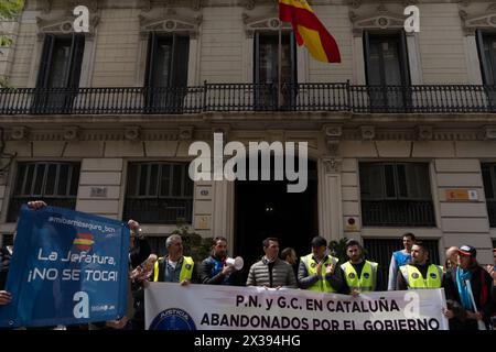 Le syndicat de police JUPOL a manifesté devant le commissariat de police de la via Laietana accompagné de leaders Vox et de manifestants d’extrême droite, exigeant que le commissariat ne devienne pas un musée de la mémoire historique. Ce poste de police controversé, parce que pendant l’ère franco il était un lieu de détention pour les prisonniers politiques et la torture, maintient ce débat dans la ville depuis des années. El sindicato de polic'as JUPOL se ha manifado frente a la comisar'a de V'a Laietana acompa-ado de dirigentes de Vox y manifantes de ultra derecha, reclaman que la comisar'a no se convierta en un museo de la Banque D'Images