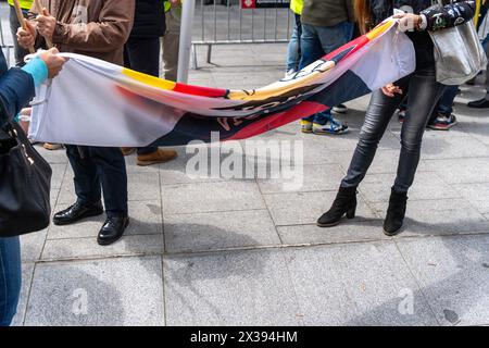 Le syndicat de police JUPOL a manifesté devant le commissariat de police de la via Laietana accompagné de leaders Vox et de manifestants d’extrême droite, exigeant que le commissariat ne devienne pas un musée de la mémoire historique. Ce poste de police controversé, parce que pendant l’ère franco il était un lieu de détention pour les prisonniers politiques et la torture, maintient ce débat dans la ville depuis des années. El sindicato de polic'as JUPOL se ha manifado frente a la comisar'a de V'a Laietana acompa-ado de dirigentes de Vox y manifantes de ultra derecha, reclaman que la comisar'a no se convierta en un museo de la Banque D'Images