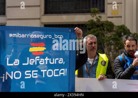 Le syndicat de police JUPOL a manifesté devant le commissariat de police de la via Laietana accompagné de leaders Vox et de manifestants d’extrême droite, exigeant que le commissariat ne devienne pas un musée de la mémoire historique. Ce poste de police controversé, parce que pendant l’ère franco il était un lieu de détention pour les prisonniers politiques et la torture, maintient ce débat dans la ville depuis des années. El sindicato de polic'as JUPOL se ha manifado frente a la comisar'a de V'a Laietana acompa-ado de dirigentes de Vox y manifantes de ultra derecha, reclaman que la comisar'a no se convierta en un museo de la Banque D'Images