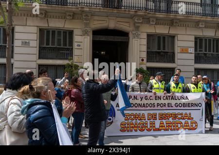 Le syndicat de police JUPOL a manifesté devant le commissariat de police de la via Laietana accompagné de leaders Vox et de manifestants d’extrême droite, exigeant que le commissariat ne devienne pas un musée de la mémoire historique. Ce poste de police controversé, parce que pendant l’ère franco il était un lieu de détention pour les prisonniers politiques et la torture, maintient ce débat dans la ville depuis des années. El sindicato de polic'as JUPOL se ha manifado frente a la comisar'a de V'a Laietana acompa-ado de dirigentes de Vox y manifantes de ultra derecha, reclaman que la comisar'a no se convierta en un museo de la Banque D'Images