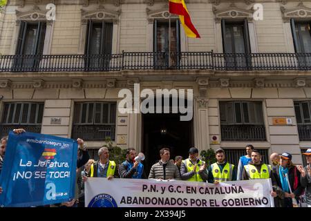 Le syndicat de police JUPOL a manifesté devant le commissariat de police de la via Laietana accompagné de leaders Vox et de manifestants d’extrême droite, exigeant que le commissariat ne devienne pas un musée de la mémoire historique. Ce poste de police controversé, parce que pendant l’ère franco il était un lieu de détention pour les prisonniers politiques et la torture, maintient ce débat dans la ville depuis des années. El sindicato de polic'as JUPOL se ha manifado frente a la comisar'a de V'a Laietana acompa-ado de dirigentes de Vox y manifantes de ultra derecha, reclaman que la comisar'a no se convierta en un museo de la Banque D'Images