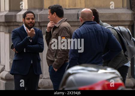 Le syndicat de police JUPOL a manifesté devant le commissariat de police de la via Laietana accompagné de leaders Vox et de manifestants d’extrême droite, exigeant que le commissariat ne devienne pas un musée de la mémoire historique. Ce poste de police controversé, parce que pendant l’ère franco il était un lieu de détention pour les prisonniers politiques et la torture, maintient ce débat dans la ville depuis des années. El sindicato de polic'as JUPOL se ha manifado frente a la comisar'a de V'a Laietana acompa-ado de dirigentes de Vox y manifantes de ultra derecha, reclaman que la comisar'a no se convierta en un museo de la Banque D'Images