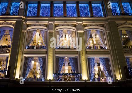 Façade avec de nombreuses fenêtres et décoration de noël. Banque D'Images