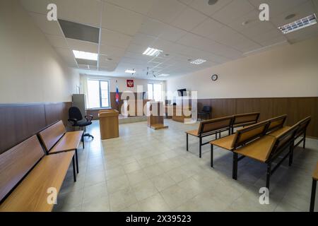 MOSCOU, RUSSIE - juillet 1, 2015 : meubles en bois dans la salle de la cour de justice avec drapeau, écran et horloge. Banque D'Images