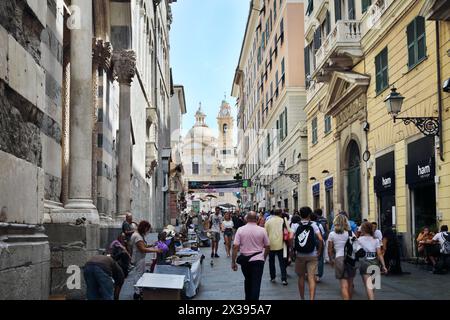 GÊNES, ITALIE - 21 juillet 2016 : les gens marchent dans la rue près de l'église Chiesa del Gesu, Gênes est la sixième plus grande ville en Italie avec une population de 600 000 Banque D'Images