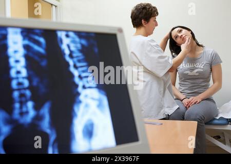 Médecin vérifiant l'inclinaison du cou, colonne radiographique, centre médical de physiothérapie, Donostia, Saint-Sébastien, Gipuzkoa, pays Basque, Espagne Banque D'Images