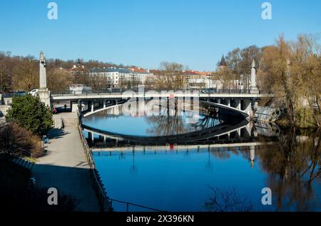 Tartu, comté de Tartu, Estonie- 21APR2024-Tartu Rahu ou pont de la paix de Tartu sur la rivière Emajõgi. Banque D'Images