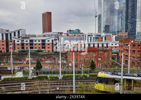 Arrêt de tramway Deansgate Metrolink avec des blocs de la tour Deansgate Square derrière Banque D'Images