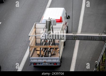 Caméra de trafic sur l'autoroute A3, trafic sur 8 voies, surveille le trafic sur l'épaule dure temporairement ouverte, près d'Erkrath, NRW, Allemagne Banque D'Images