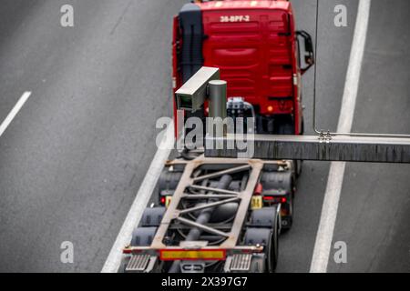 Caméra de trafic sur l'autoroute A3, trafic sur 8 voies, surveille le trafic sur l'épaule dure temporairement ouverte, près d'Erkrath, NRW, Allemagne Banque D'Images