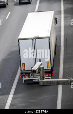 Caméra de trafic sur l'autoroute A3, trafic sur 8 voies, surveille le trafic sur l'épaule dure temporairement ouverte, près d'Erkrath, NRW, Allemagne Banque D'Images