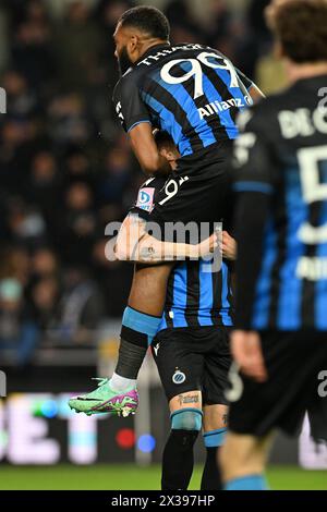 Michal Skoras (8) du Club Brugge fête avec Igor Thiago (99) du Club Brugge après avoir marqué le but 2-0 lors de la Jupiler Pro League saison 2023 - 2024 jour de match 5 dans le Play-off des Champions entre le Club Brugge KV et le KRC Genk le 24 avril 2024 à Brugge, Belgique. (Photo de David Catry / Isosport) Banque D'Images