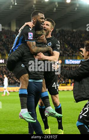 Igor Thiago (99 ans) du Club Brugge célèbre avec ses coéquipiers après avoir marqué le but 3-0 lors du jour de match Jupiler Pro League saison 2023 - 2024 5 dans le Play-off des Champions entre le Club Brugge KV et le KRC Genk le 24 avril 2024 à Brugge, Belgique. (Photo de David Catry / Isosport) Banque D'Images