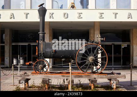 Thessalonique, région de la ville grecque de Macédoine dans le nord de la Grèce gare principale entrée machine à vapeur antique sur le parvis d'affichage Banque D'Images