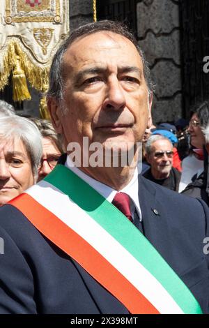 Milan, Italie. Le 25 avril 2024, Beppe Sala, maire de Milan, est vu lors de la manifestation marquant le 81e anniversaire de la Journée de la libération, le 25 avril 2024 à Milan, en Italie. Le 25 avril 1945, les partisans italiens ont lancé un soulèvement massif contre le régime fasciste et l'occupation nazie, marquant la date du jour de la libération, qui honore le tournant critique lorsque l'Italie a commencé sa libération du contrôle fasciste et nazi. Banque D'Images
