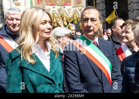 Milan, Italie. Le 25 avril 2024, Beppe Sala, maire de Milan (à droite) et son épouse Chiara Bazoli (à gauche) sont vus lors de la manifestation pour marquer le 81ème anniversaire de la Journée de la libération, le 25 avril 2024 à Milan, Italie. Le 25 avril 1945, les partisans italiens ont lancé un soulèvement massif contre le régime fasciste et l'occupation nazie, marquant la date du jour de la libération, qui honore le tournant critique lorsque l'Italie a commencé sa libération du contrôle fasciste et nazi. Banque D'Images