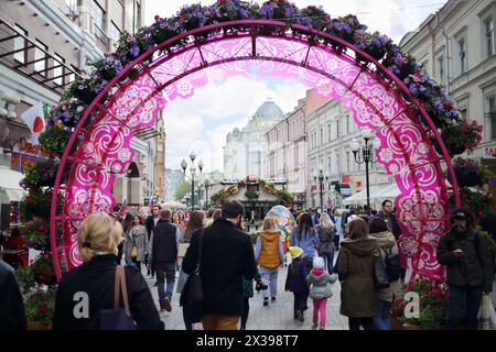 MOSCOU - 30 avril 2016 : les gens marchent sur la rue Arbat avec des arches décoratives au jour ensoleillé Banque D'Images