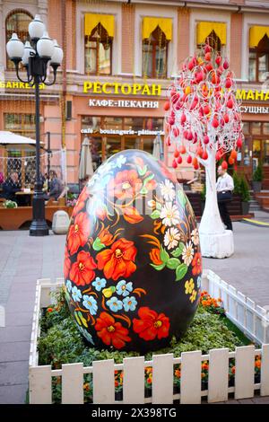 MOSCOU - APR 30, 2016 : rue Arbat avec oeuf décoratif avant orthodoxe oriental à la journée ensoleillée Banque D'Images