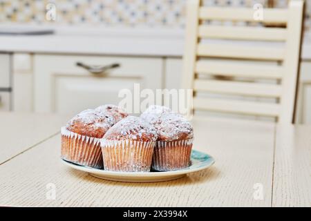 Gros plan cinq cupcakes sur l'assiette sur la table dans la cuisine. Banque D'Images