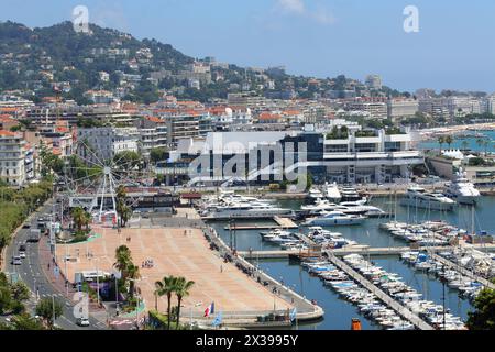 CANNES, FRANCE - 29 juillet 2016 : grande roue sur le front de mer près du port. Ville est l'une des stations les plus populaires et célèbres de la Côte d'azur Banque D'Images