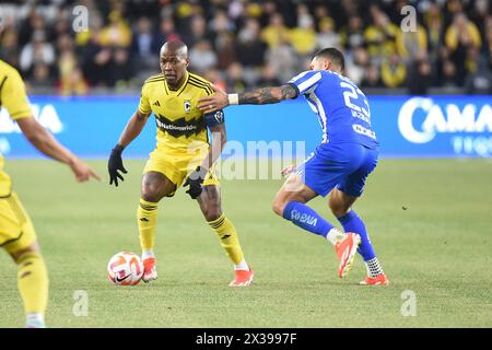 24 avril 2024 : Darlington Nagbe (6 ans), milieu de terrain de Columbus Crew, gère le ballon contre Brandon Vasquez (23 ans), l'attaquant des FC Monterrey, dans leur match à Columbus, Ohio. Brent Clark/Cal Sport Media Banque D'Images