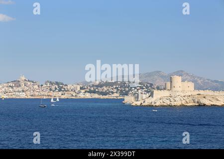 Les bateaux naviguent près de Château SI forteresse sur l'île et ville côtière à l'été, Marseille, France Banque D'Images