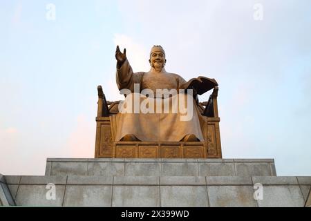 Statue Roi coréen Sejong le grand avec ciel à Séoul, Corée du Sud Banque D'Images