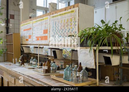 RUSSIE, MOSCOU - 12 SEP, 2015 : laboratoire avec le tableau périodique des éléments dans D. Mendeleyev Université de technologie chimique. Banque D'Images